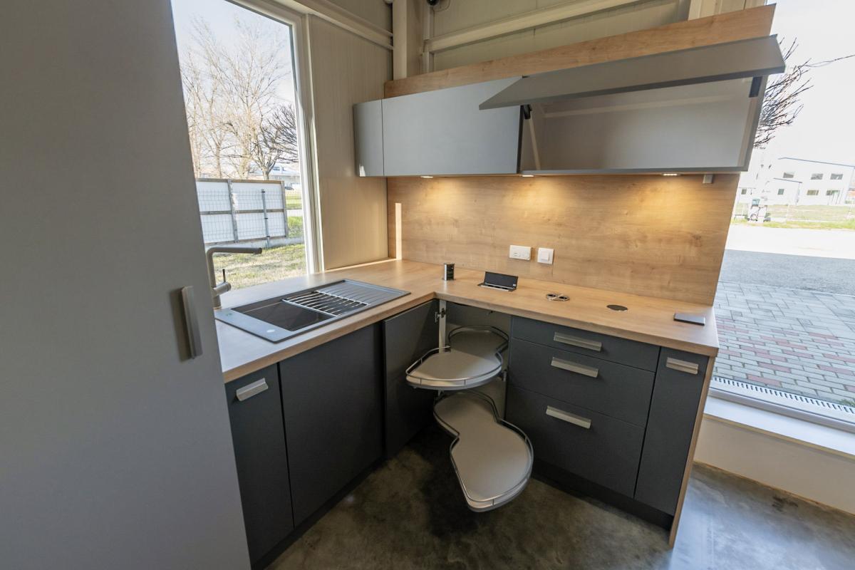 Felnyíló vasalatok és egyedi fiókrendszerek: modern konyhák titkai