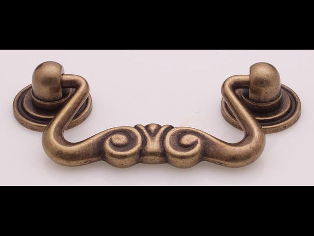 Bútorfogantyú 61,5 mm antikolt Fém