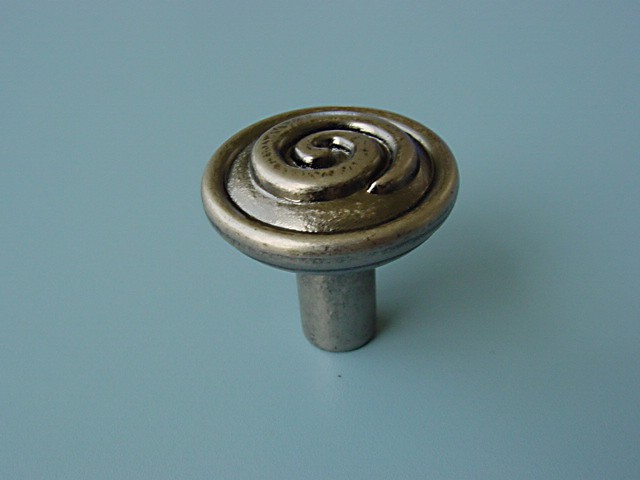 Bútorfogantyú antikolt ezüst ÁTM: 30 mm, fém