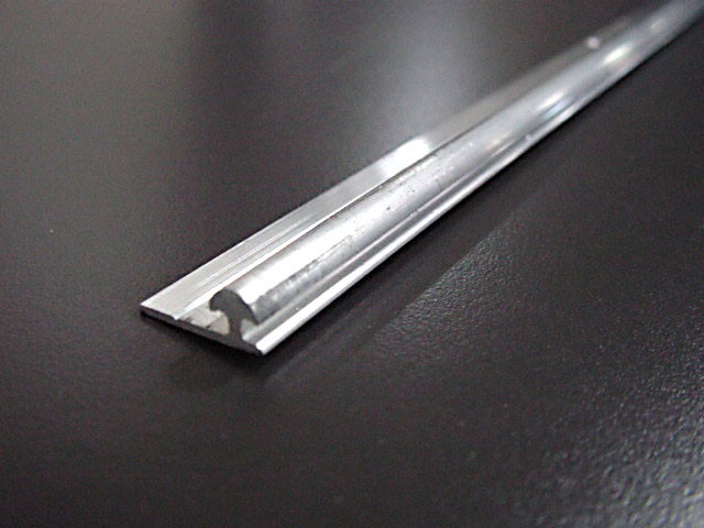 ALSÓ VEZETÖSIN 300, CSAVAROZH. 2 fm ALUMINIUM FÉM