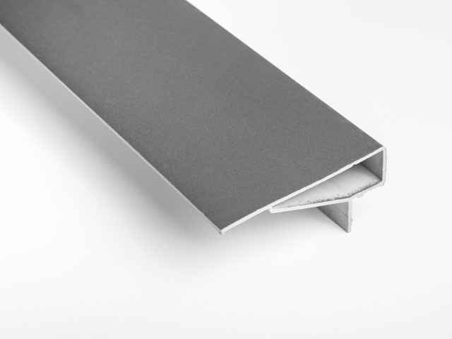 7963 FELSŐ TAKARÓ PROFIL 70x30mm 2,6m EZÜST MÜANYAG