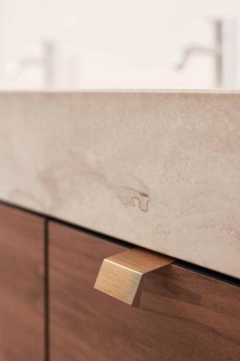 Furnipart Fogantyú  BENCH   20mm, alu csiszolt sárgaréz 2.Kép