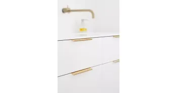 Furnipart Fogantyú  EDGE Straight 80-160mm, alu, csiszolt sárgaréz 3.Kép