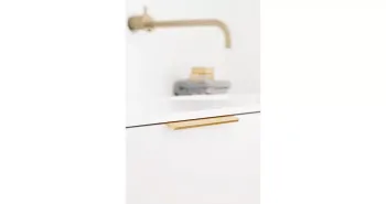 Furnipart Fogantyú  EDGE Straight 160-320mm, alumínium, csiszolt sárgaréz 2.Kép