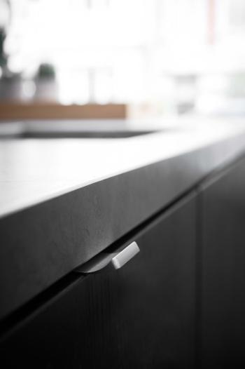 Furnipart Fogantyú  EDGE Straight Upward 20mm, alu, szálcsiszolt 2.Kép