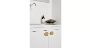 Furnipart Fogantyú  PLATO gomb, alu, csiszolt sárgaréz 3.Kép