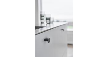 Furnipart Fogantyú  ENVELOPE   32mm, alu csiszolt fekete 2.Kép